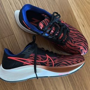 Nike Air Zoom Pegasus 38 US size 8.5 Like New